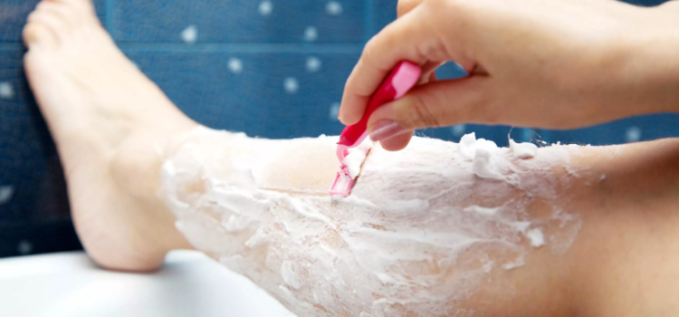 8 лайфхаков, которые помогут брить ноги реже