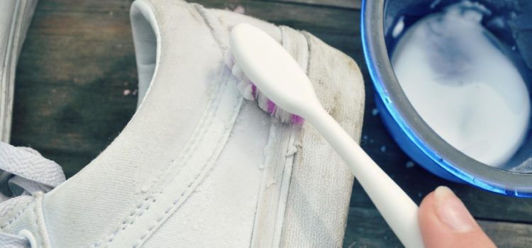 Как легко очистить белую обувь?