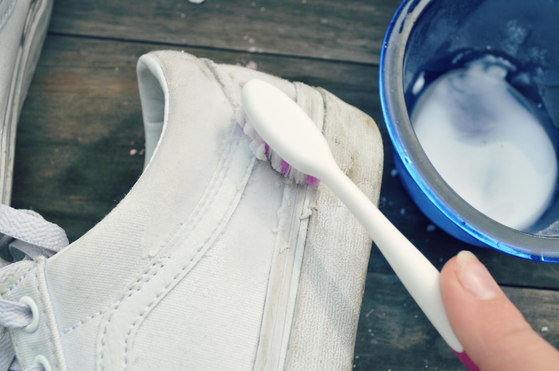 Как легко очистить белую обувь?