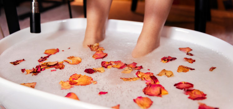 Как делать ванночки для ног и их виды